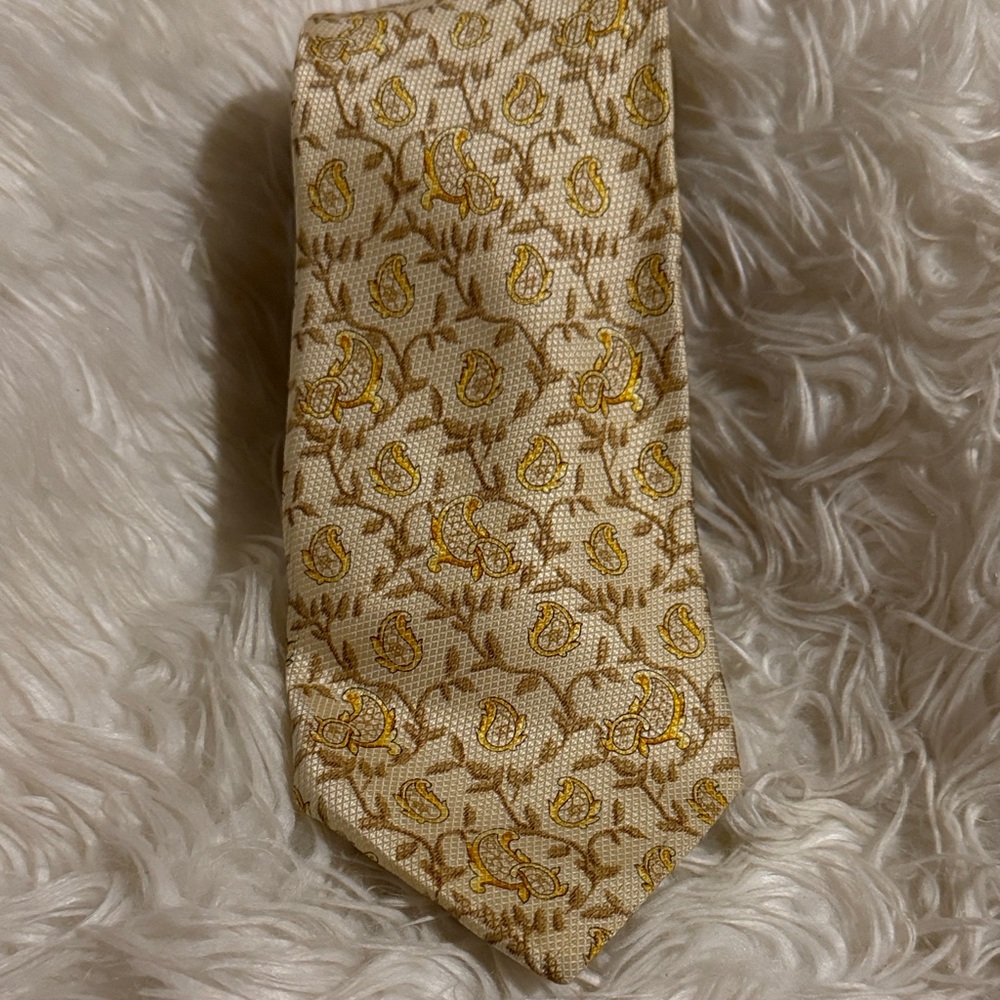 Sophisticated Floral Tie in Cream and Gold